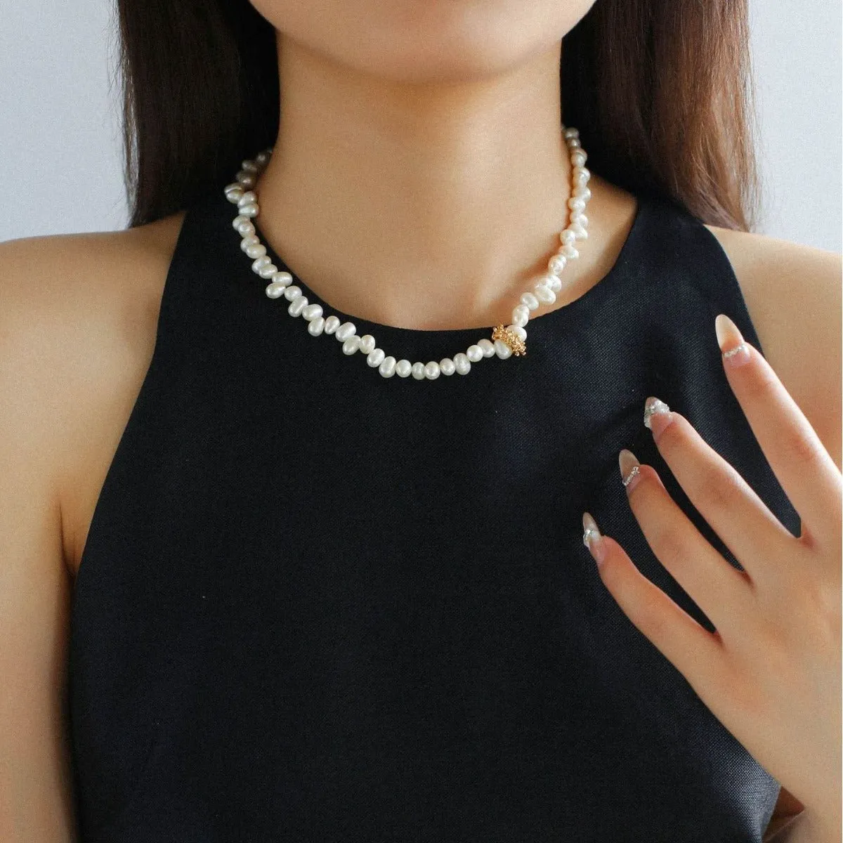 Staggered Pearl Clavicle Necklace