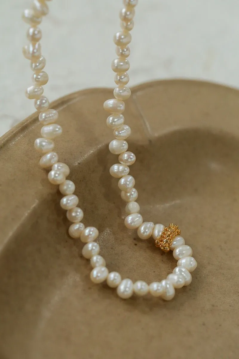 Staggered Pearl Clavicle Necklace