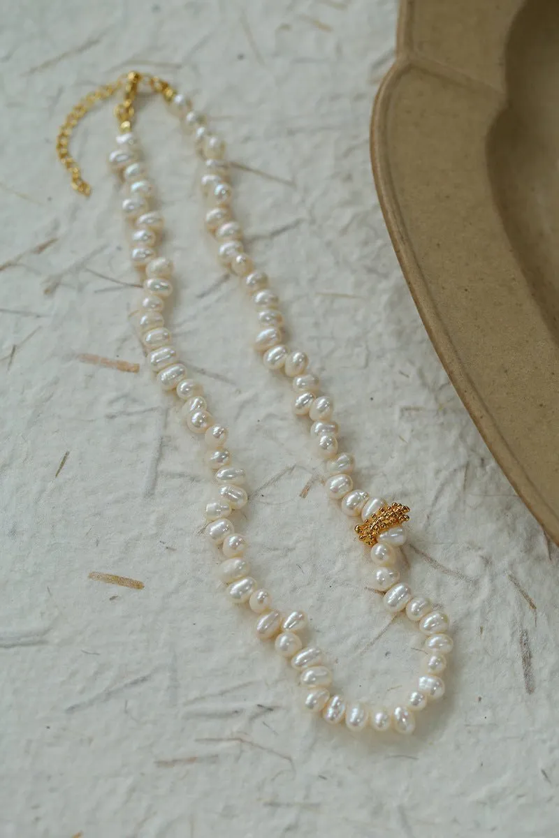 Staggered Pearl Clavicle Necklace