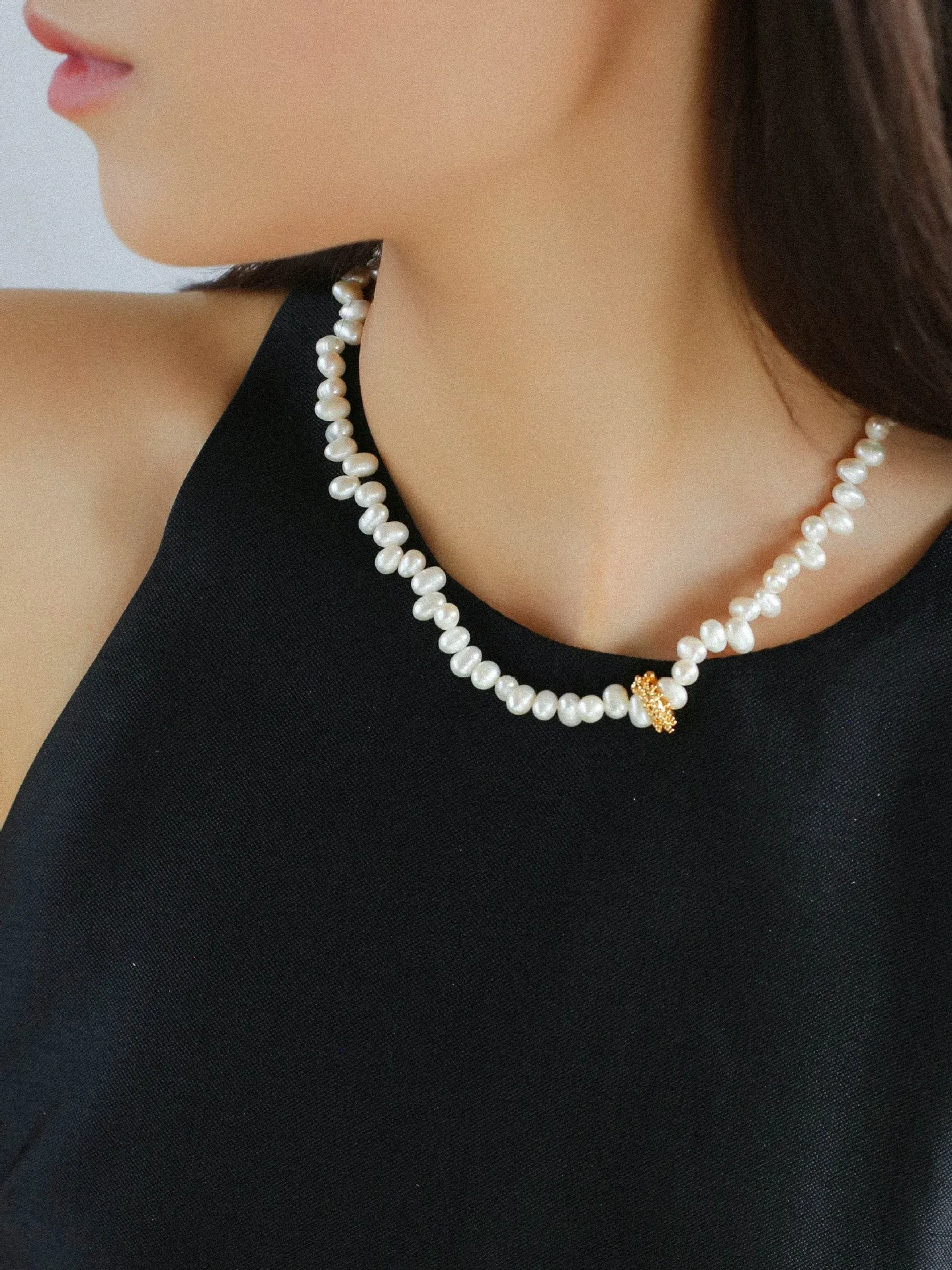 Staggered Pearl Clavicle Necklace