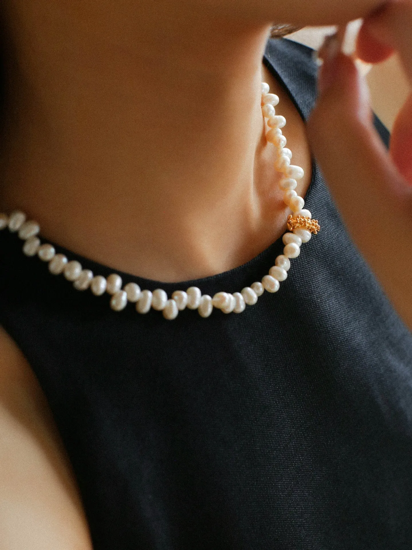 Staggered Pearl Clavicle Necklace